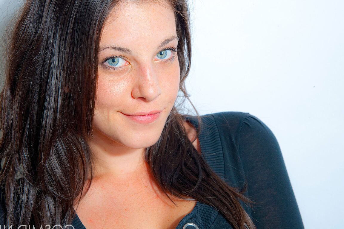 16P La hermosa Bes de ojos azules haciendo alarde de sus increíbles tetas grandes en bragas sexys