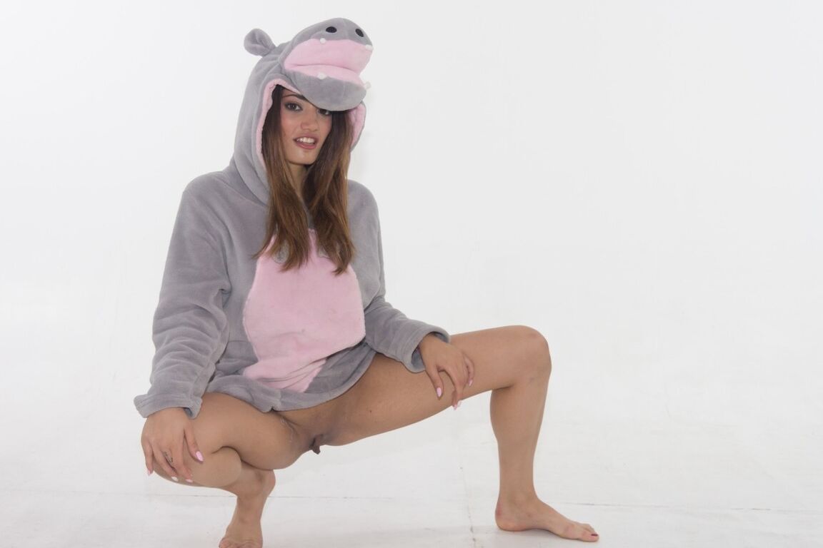 17P Linda garota Pokémon morena peluda fantasiada pega e enjaulada