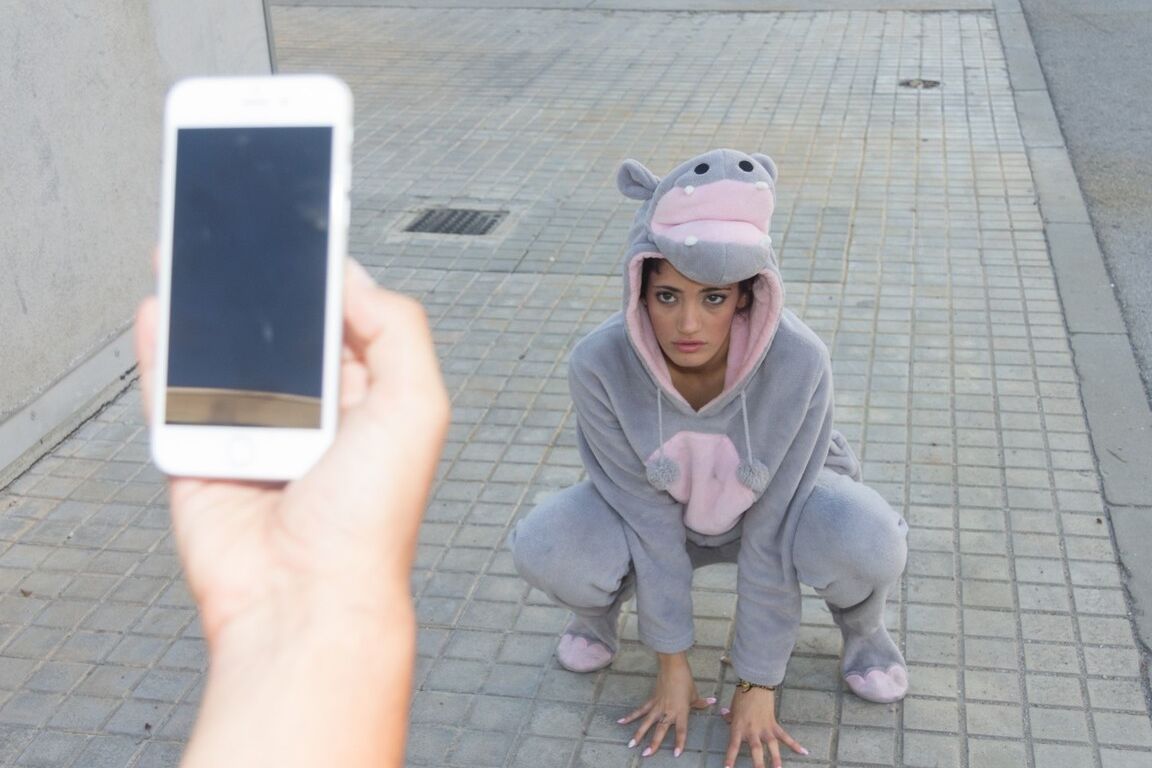 17P Linda garota Pokémon morena peluda fantasiada pega e enjaulada