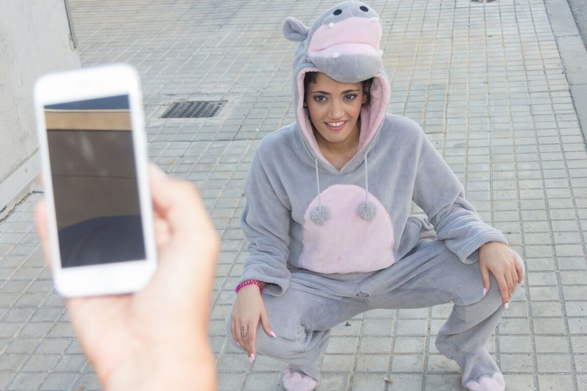 17P Linda garota Pokémon morena peluda fantasiada pega e enjaulada