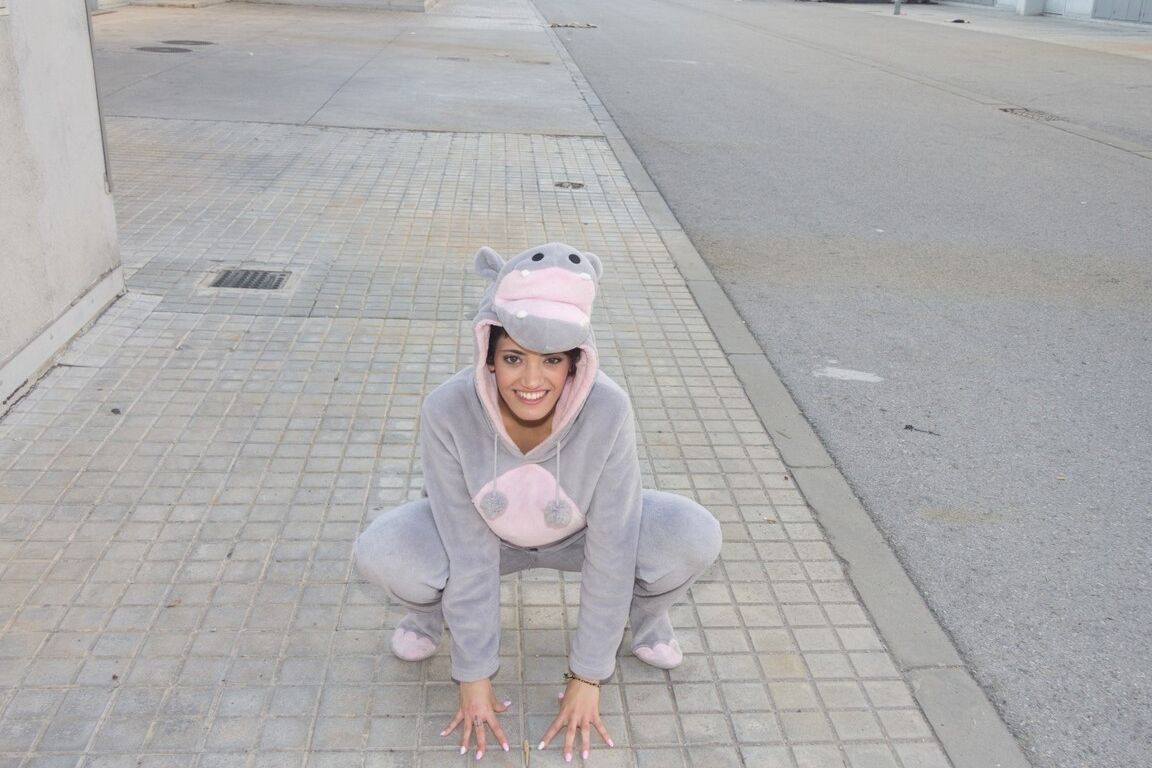 17P Linda garota Pokémon morena peluda fantasiada pega e enjaulada