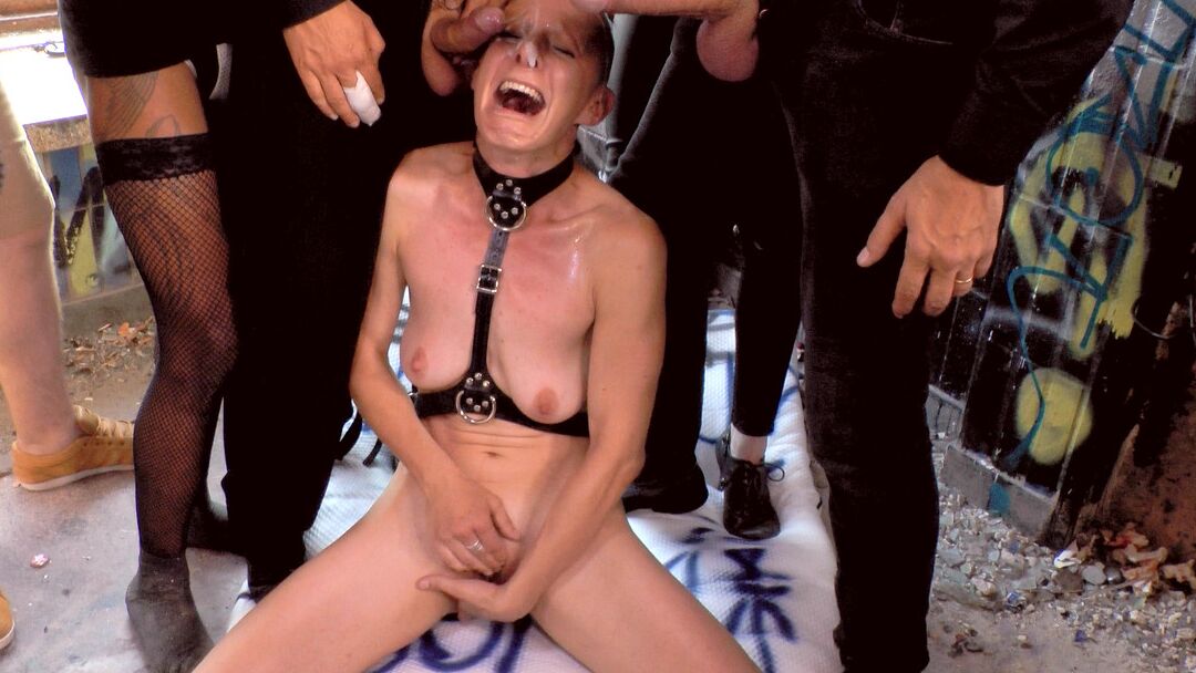 21P 熟女 Jolyne Joy と Made Kate が野生の公の恥辱シーンでアナルファックされる