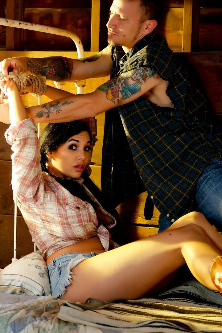 20P Busty Latina farm girl Missy Martinez é fodida no celeiro por ajudante contratada