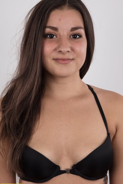 20P A adolescente amadora Denisa abre um belo sorriso antes de ficar completamente nua