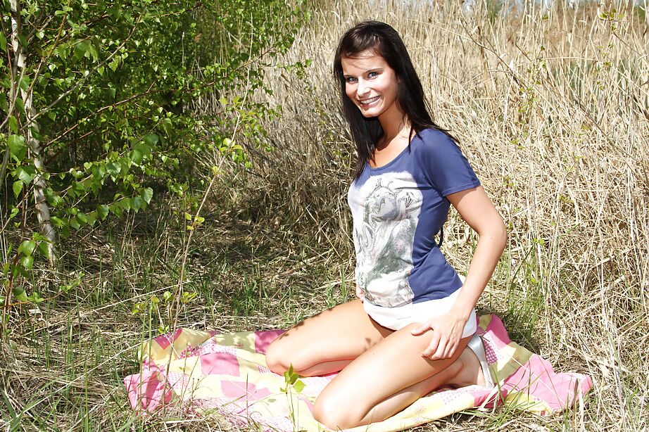 16P La dulzura adolescente de piernas largas se desnuda y se divierte con su juguete de cristal al aire libre