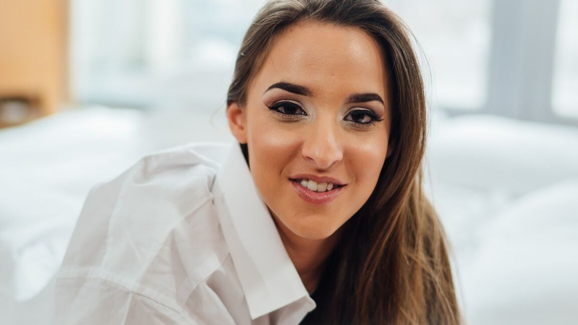 20P Morena húngara milf Amirah Adara despe-se e é fodida