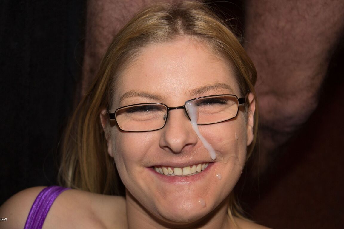 21P Une maman blonde coquine à lunettes se prend du sperme sur le visage après une pipe