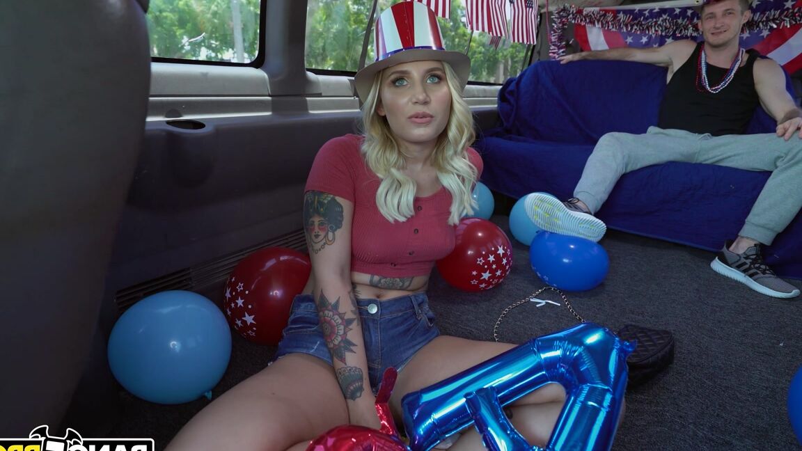 21P Adolescente rubia con tatuajes calientes Stella Raee se une a su hijo de puta en la parte trasera de una camioneta