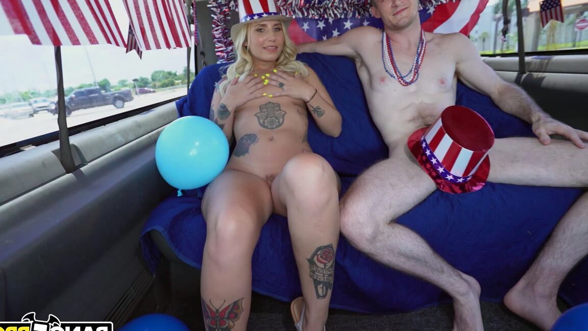 21P Adolescente rubia con tatuajes calientes Stella Raee se une a su hijo de puta en la parte trasera de una camioneta