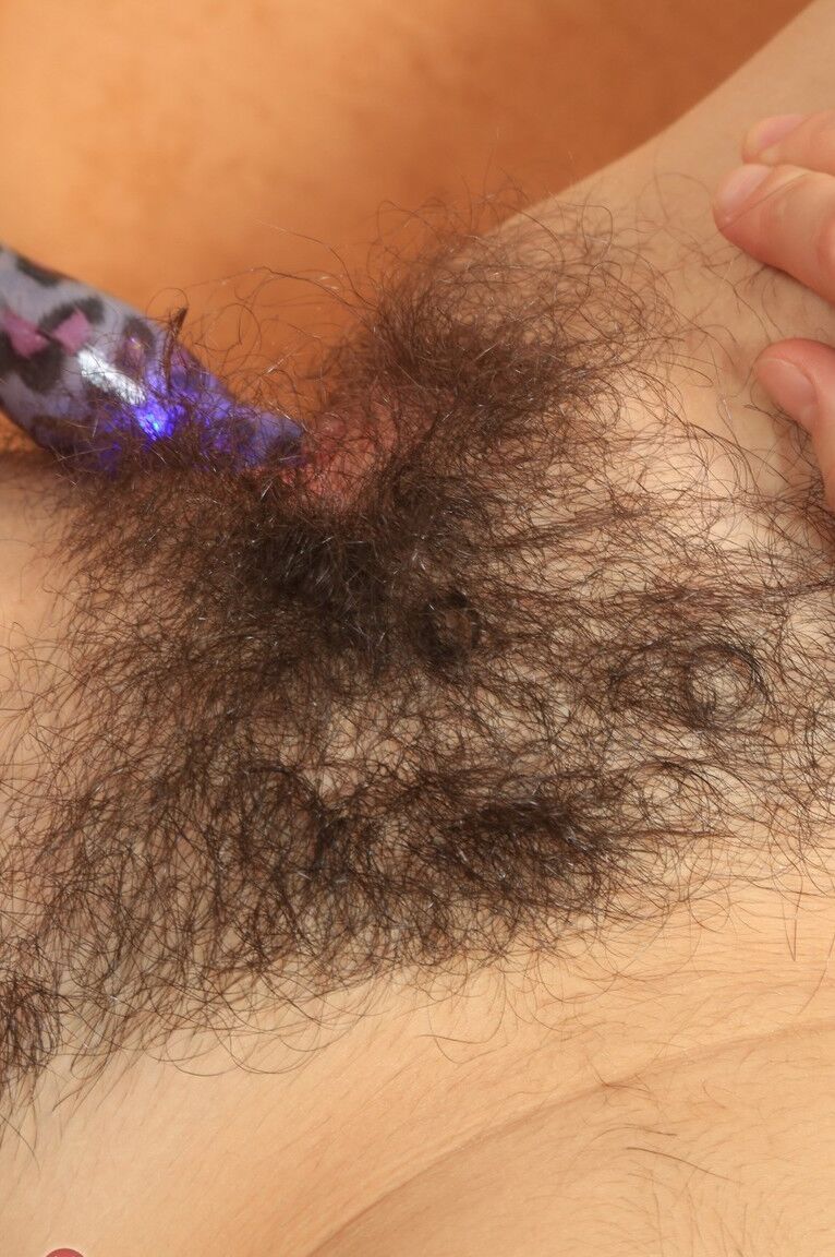 21P A jovem beleza ucraniana Ole Nina dando prazer à sua buceta peluda com um vibrador