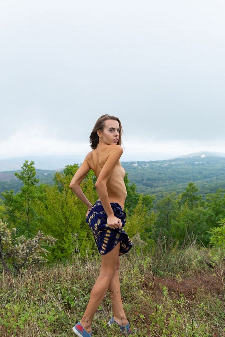 15P A adolescente magra Gracie toca sua bunda apertada e buceta enquanto está em uma colina