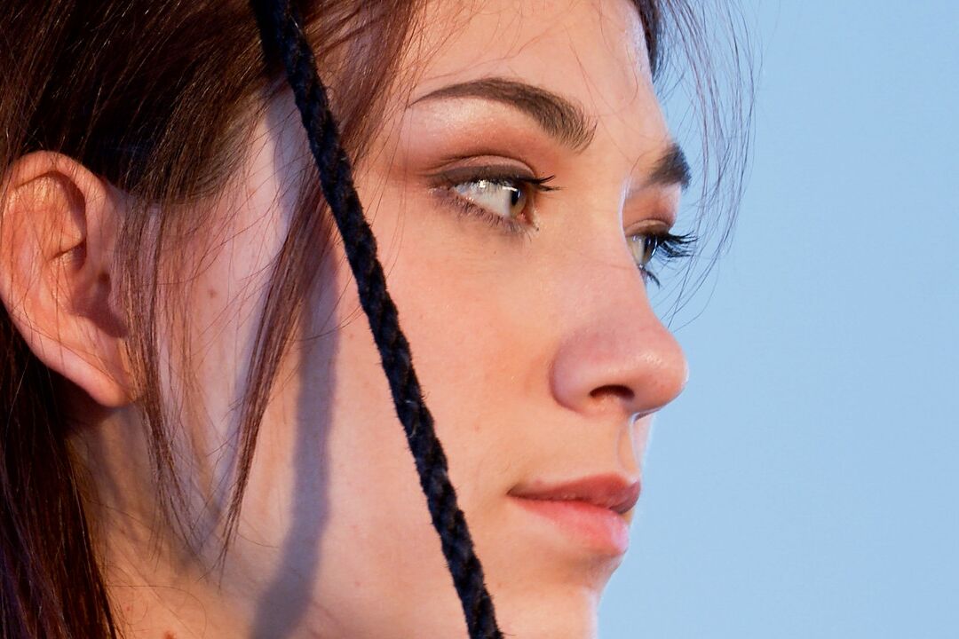 17P Las pervertidas lesbianas Aiden Starr y Hanna Reilly disfrutan del juego eléctrico en un caliente BDSM