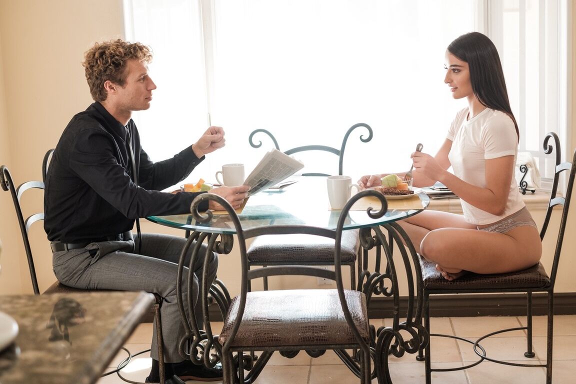 15P La traviesa adolescente Emily Willis seduce y se folla a su padrastro durante el desayuno