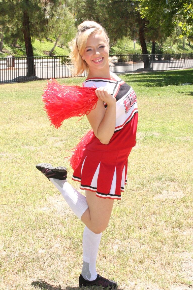 21P Die wunderschöne blonde Cheerleaderin Aurora Monroe hat Spaß daran, ihre unschuldigen Löcher zu zeigen