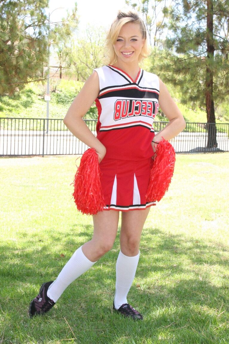 21P Die wunderschöne blonde Cheerleaderin Aurora Monroe hat Spaß daran, ihre unschuldigen Löcher zu zeigen