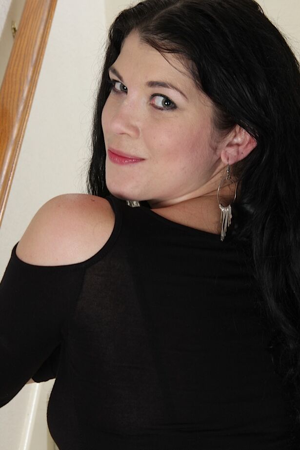 16P Fascinating milf with gorgeous titties Veronica Stewart enjoys posing