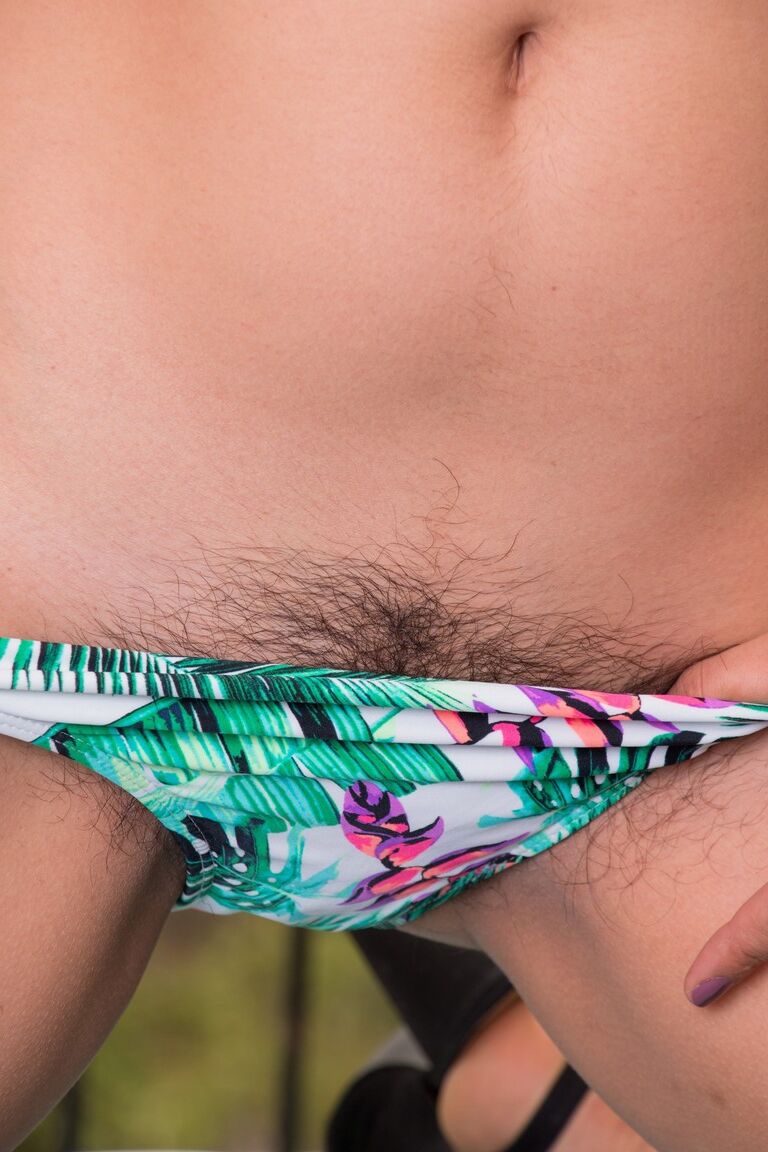 21P Esposa de axilas peludas Vivi Marie se quita el bikini y deja al descubierto su matorral