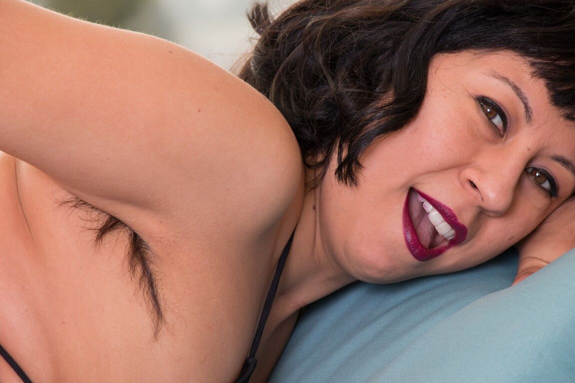21P Esposa de axilas peludas Vivi Marie se quita el bikini y deja al descubierto su matorral