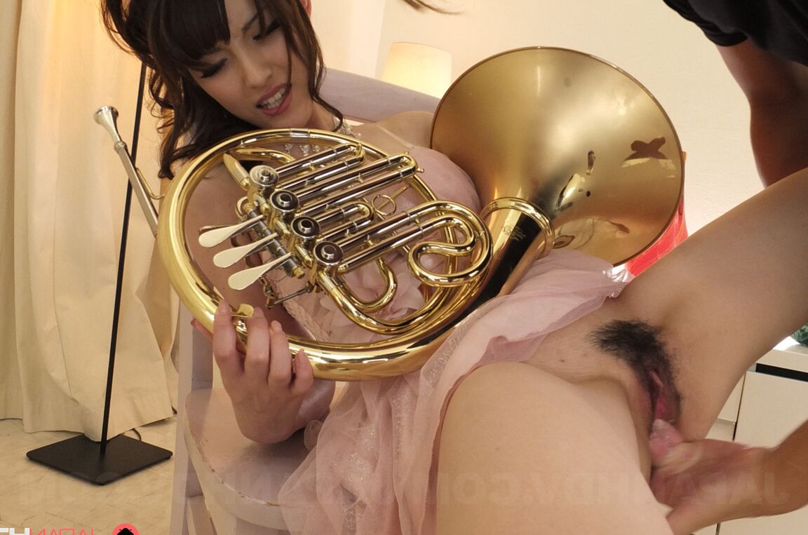 21P Das süße asiatische Mädchen Kanako Iioka lässt sich beim Hornspielen die haarige Fotze lecken