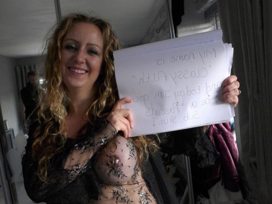 16P Chica amateur con grandes tetas falsas Classy Filth se frota su glorioso coño rosado