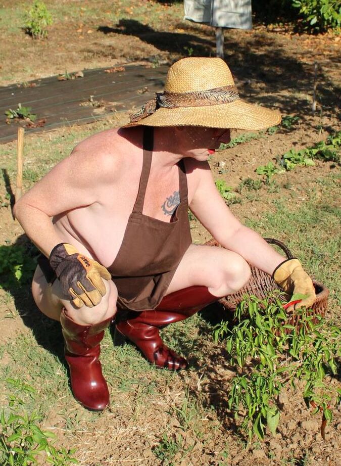 20P Mary Bitch, femme mûre, expose ses seins et son cul tout en s'occupant de son jardin