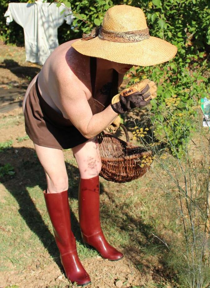 20P Mary Bitch, femme mûre, expose ses seins et son cul tout en s'occupant de son jardin