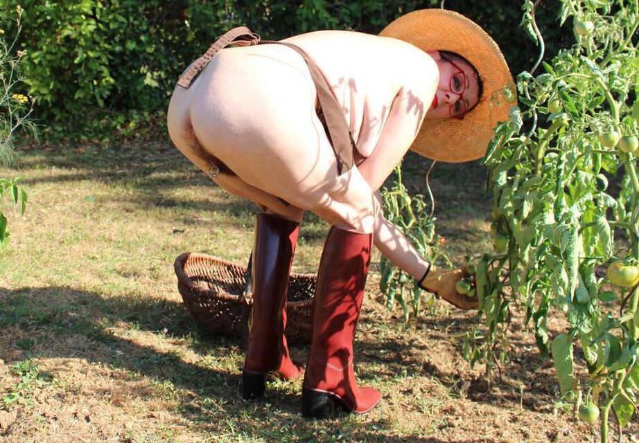 20P Mary Bitch, femme mûre, expose ses seins et son cul tout en s'occupant de son jardin