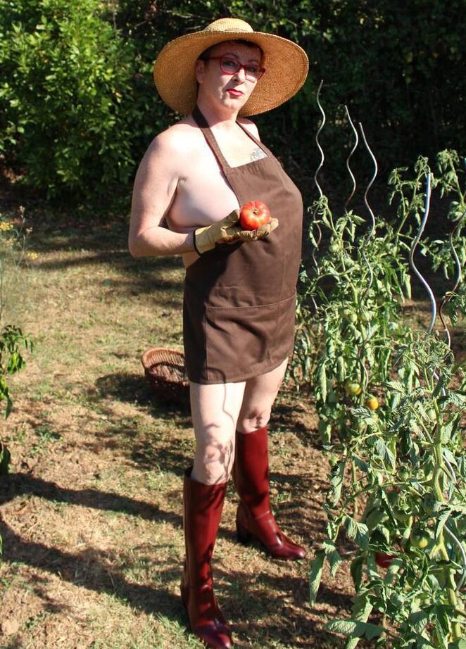 20P Mary Bitch, femme mûre, expose ses seins et son cul tout en s'occupant de son jardin
