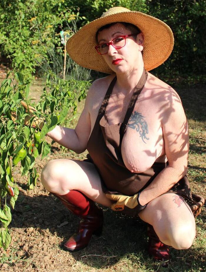 20P Mary Bitch, femme mûre, expose ses seins et son cul tout en s'occupant de son jardin