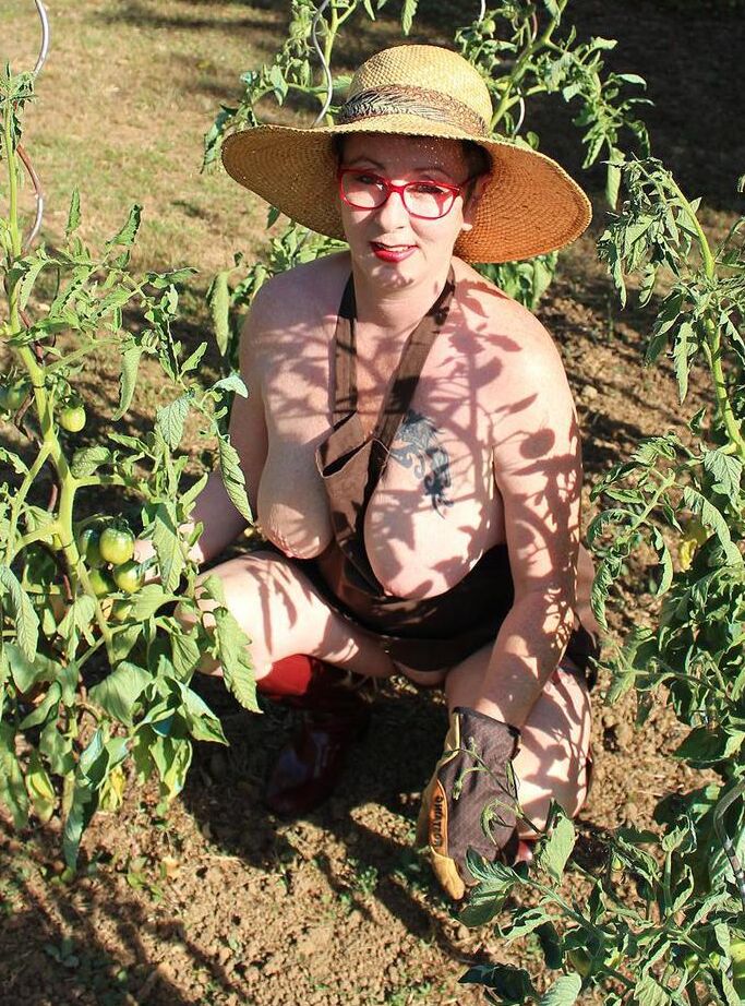20P Mary Bitch, femme mûre, expose ses seins et son cul tout en s'occupant de son jardin