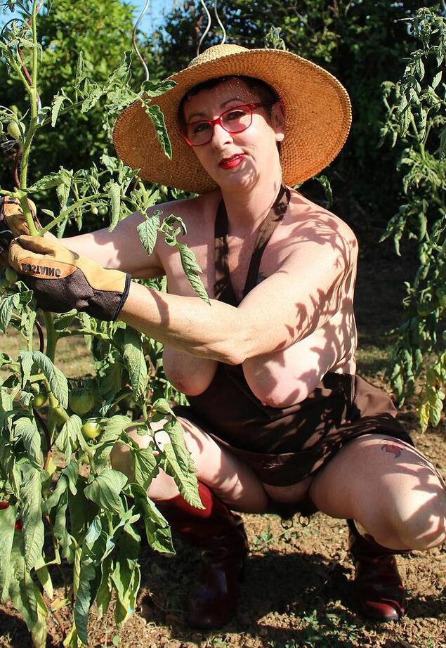 20P Mary Bitch, femme mûre, expose ses seins et son cul tout en s'occupant de son jardin