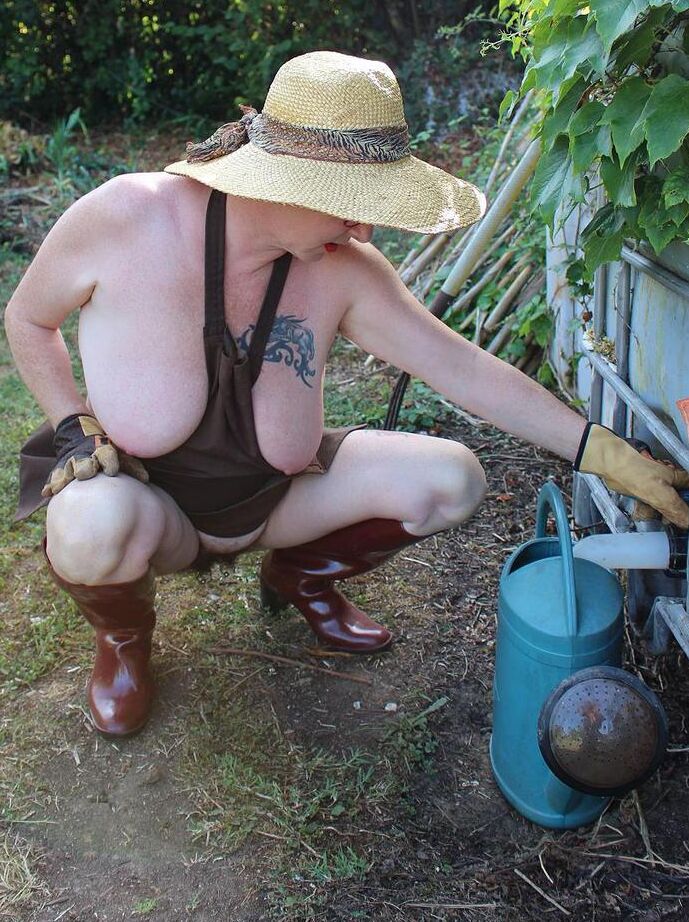 20P Mary Bitch, femme mûre, expose ses seins et son cul tout en s'occupant de son jardin