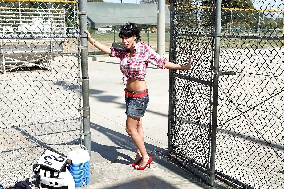 16P La MILF aux gros seins Veronica Rayne se masturbe et enfonce une bite dans son trou du cul