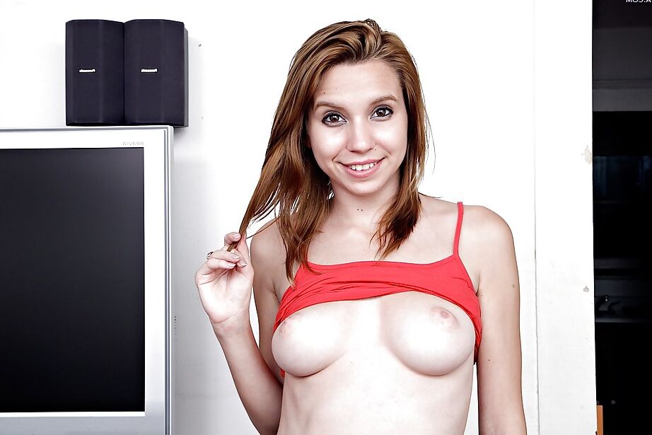 16P La joven amateur CeCe Capella aprieta sus grandes tetas y se mete los dedos en la vagina