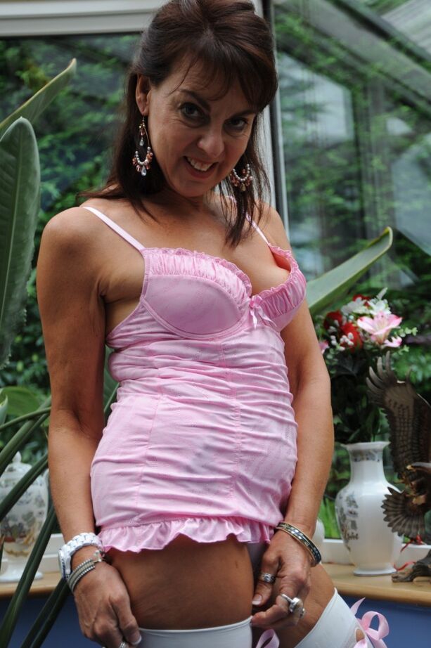 20P Naughty Georgie levanta sus sexys piernas maduras y muestra su coño recortado
