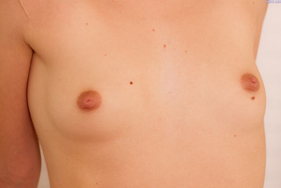 16P Amateur lujuriosa quitándose la lencería y metiéndose los dedos en su estrecho coño