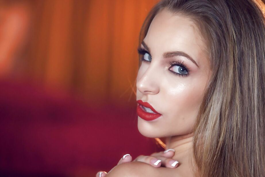 16P A estrela pornô Kimmy Granger exibindo a buceta rosa depois de puxar a calcinha de renda
