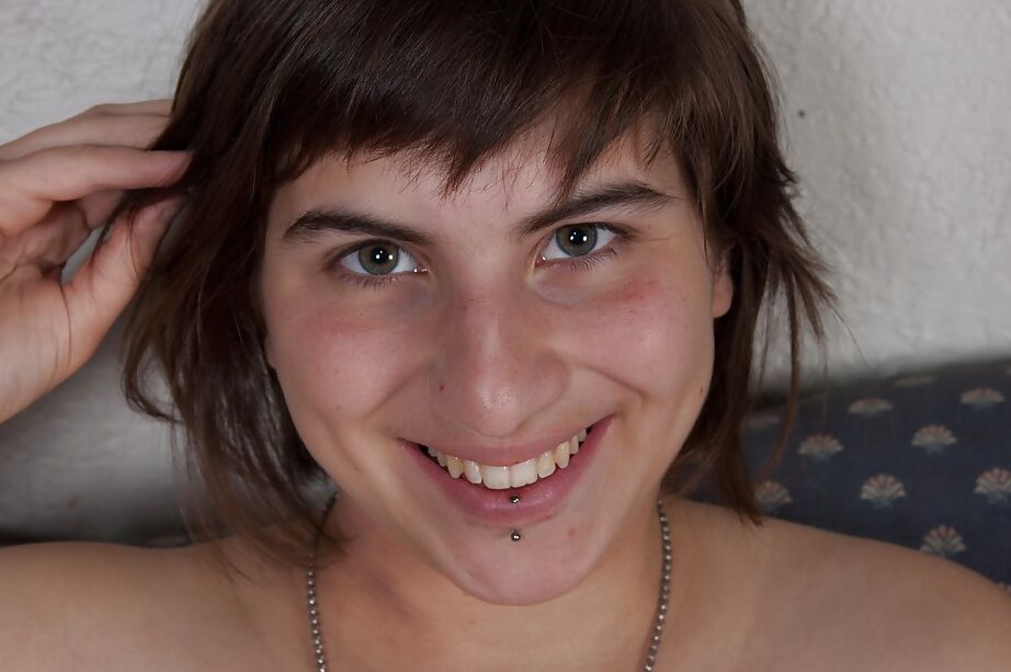 16P Morena peituda Zooey tirando a roupa e abrindo as pernas