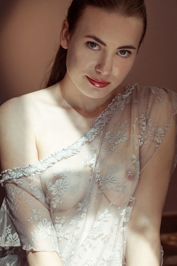 18P La douce adolescente Alaine dépose une orange tout en retirant sa lingerie transparente.