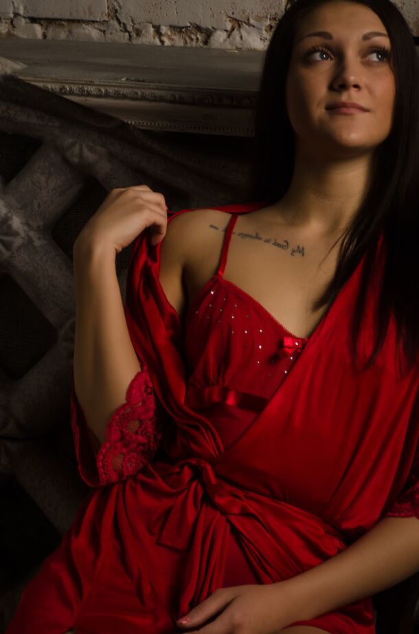 16P La brune tatouée Nistia attrape son cul nu après s'être déshabillée