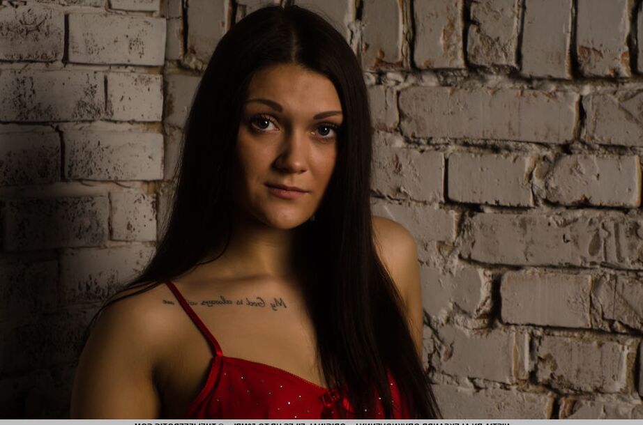 16P La brune tatouée Nistia attrape son cul nu après s'être déshabillée