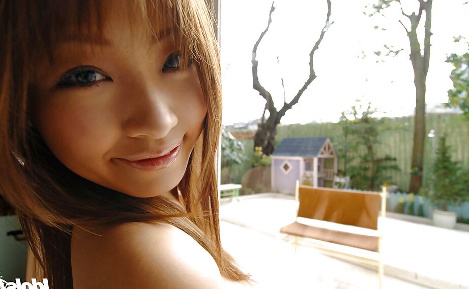 15P Reon Kosaka, une asiatique sexy au cul sexy, se déshabille.
