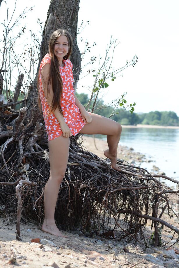 16P La guapa joven Alisa L se quita un vestido corto antes de hacer twerking contra un árbol