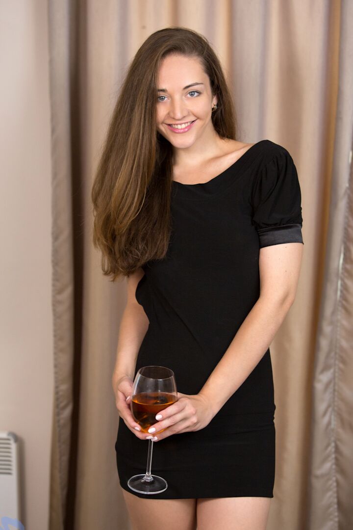 15P Quinn, une adolescente aux pieds nus, enlève sa petite robe noire en buvant de l'alcool.