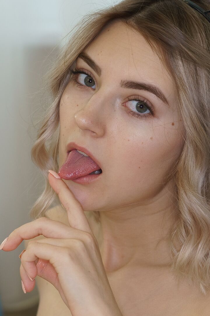 18P Young first timer with great breasts covers her nipples in finger paint