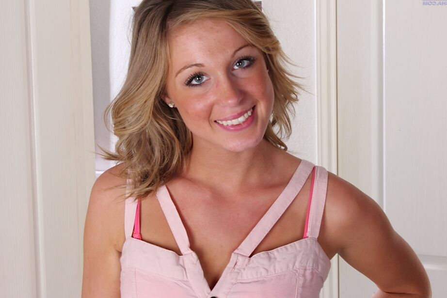 16P Ashley Jones, jeune ensoleillée aux gros seins, étend sa pochette.