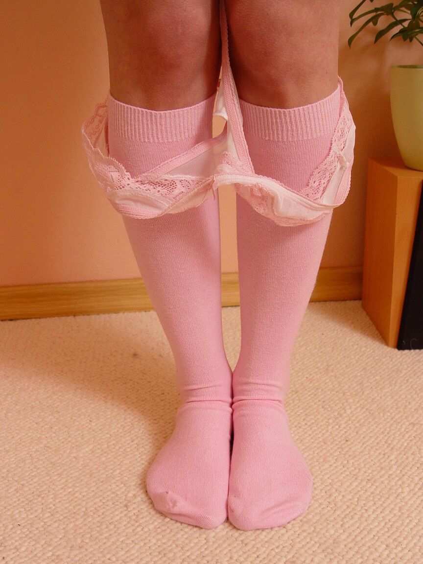 16P Amateur tetona muestra su suave coño con calcetines rosas hasta la rodilla
