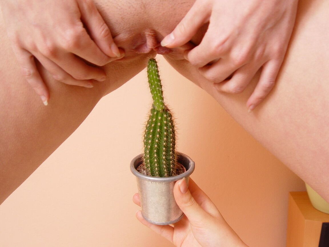 16P Amateur tetona muestra su suave coño con calcetines rosas hasta la rodilla