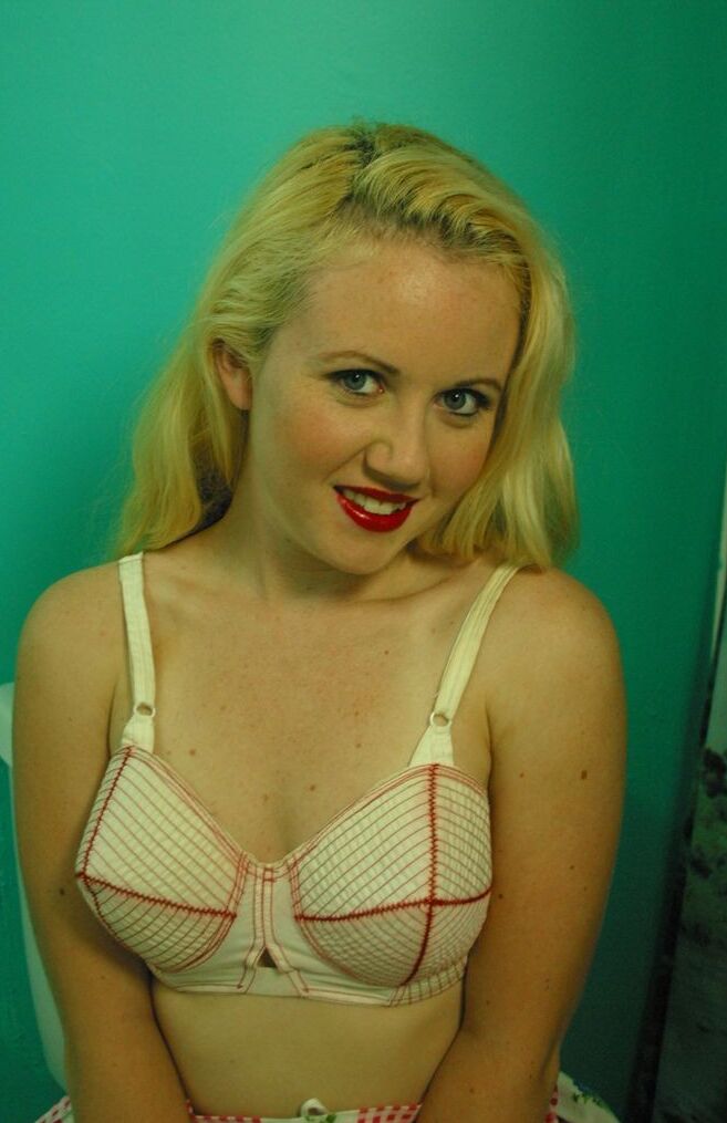 15P L'amatrice blonde Emily arbore des lèvres rouges tout en se torse nu dans de la lingerie rétro.
