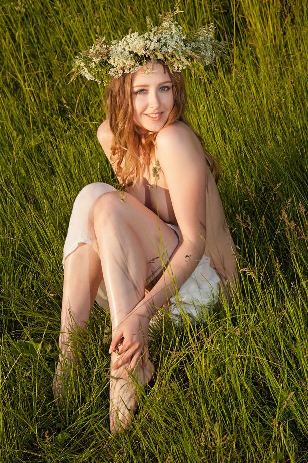 18P La déesse du jardin Ginger Frost écarte ses longues jambes parmi les fleurs sauvages